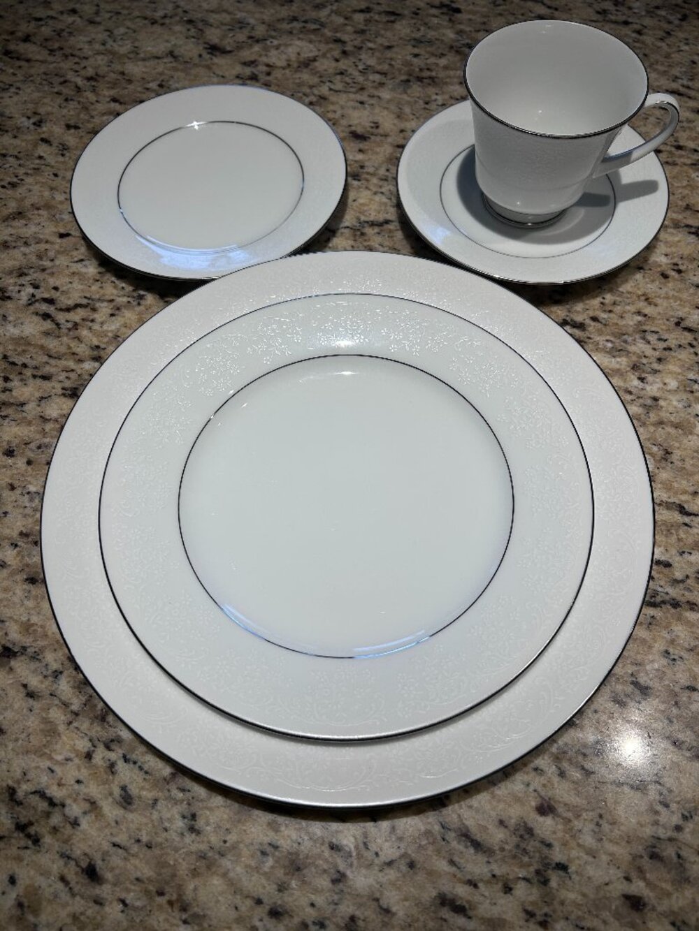 Beautiful 33-Piece Noritake Contemporary Fine China (Tahoe pattern 2585)